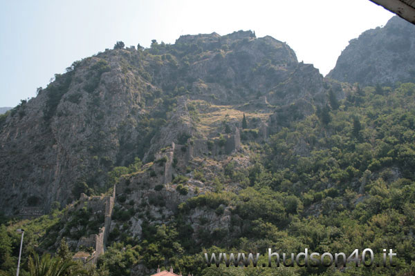 Una vista della muraglia verso il monte e la rocca