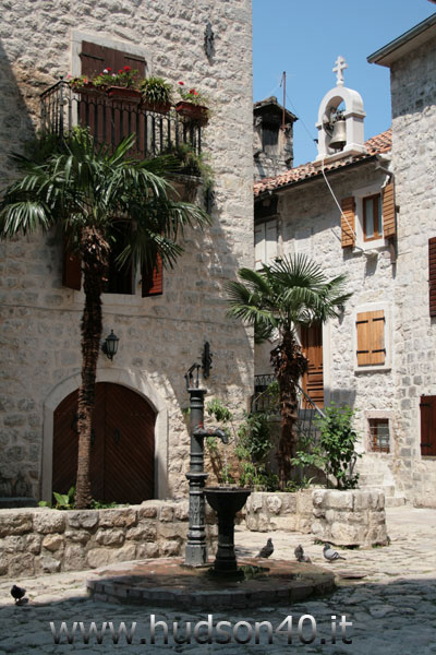 Scorcio con fontana e ... campana